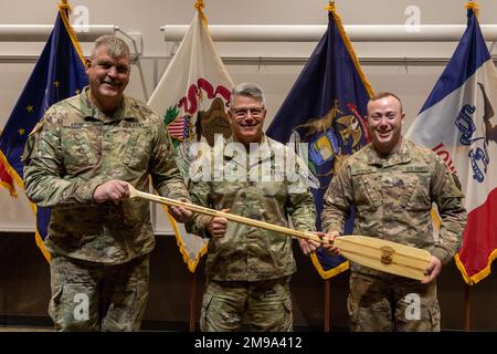 Le Sgt Dain Petipren de Kalmazoo, Michigan, spécialiste des soins de santé de la Michigan National Guard’s 1171st Medical Company Area support Company, reçoit une palette pour avoir terminé l’événement Row the Boat avec le temps le plus rapide. Il était l'un des douze soldats de la Garde nationale qui ont participé à la 11-15 mai 2022 compétition de meilleur guerrier de la région IV, au Camp Ripley, au Minnesota, a participé à une cérémonie de remise des prix. La compétition annuelle teste les compétences militaires, la force physique et l'endurance des meilleurs soldats et officiers non commissionnés du Minnesota, du Wisconsin, de l'Iowa, de l'Illinois, du Michigan, Indien Banque D'Images