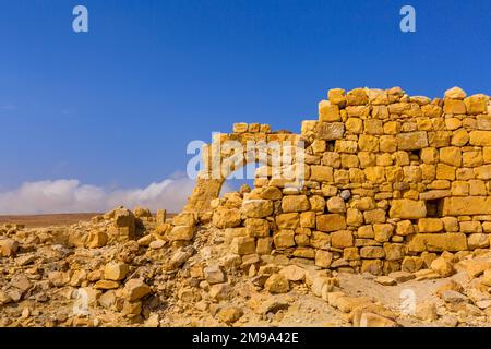 Arche et ruines des croisés Château de Shobak en Jordanie contre le ciel bleu Banque D'Images