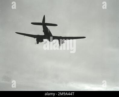 Royal Air Force Bristol Beaufighter Mk.IF V8341, au décollage avec le train de roulement en rétraction. Les antennes de réception du radar d'interception aéroporté ai Mk.IV sont visibles sur les bords d'attaque extérieurs des moteurs (l'antenne de transmission d'un Beaufighter était dans le nez extrême de l'avion, non visible dans ce cliché). Banque D'Images