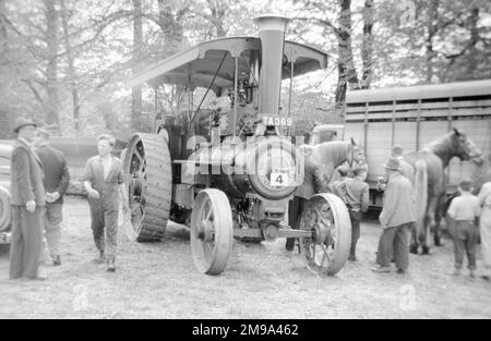 Burrell General Purpose traction Engine TA369 Red Gauntlet (msn 3798) au salon de la vapeur d'Andover 1959. (Charles Burrell & Sons étaient des constructeurs de moteurs de traction à vapeur, de machines agricoles, de camions à vapeur et de moteurs de tramway à vapeur. La société était basée à Thetford, Norfolk et était exploitée à partir des œuvres de St Nicholas sur Minstergate et la rue St Nicholas, dont certaines survivent aujourd'hui). Banque D'Images