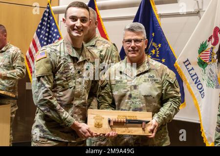 Nathaniel Miska, de Oakdale (Minnesota), spécialiste en Menuiserie et en maçonnerie de la compagnie 850th Engineer de la Garde nationale du Minnesota, a reçu un couteau gravé pour sa première place. Douze soldats de la Garde nationale qui ont participé à la 11-15 mai 2022 de compétition des meilleurs guerriers de la région IV, au Camp Ripley, au Minnesota, ont participé à une cérémonie de remise des prix. La compétition annuelle teste les compétences militaires, la force physique et l'endurance des meilleurs soldats et officiers non commissionnés du Minnesota, du Wisconsin, de l'Iowa, de l'Illinois, du Michigan, Indiana et Ohio National Guards. Les gagnants le feront Banque D'Images