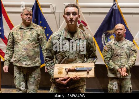 Nathaniel Miska, de Oakdale (Minnesota), spécialiste de la menuiserie et de la maçonnerie de la Compagnie des ingénieurs de la Garde nationale du Minnesota en 850th, a reçu une médaille de mention élogieuse de l’Armée de terre et un couteau gravé. Il était l'un des douze soldats de la Garde nationale qui ont participé à la 11-15 mai 2022 compétition de meilleur guerrier de la région IV, au Camp Ripley, au Minnesota, a participé à une cérémonie de remise des prix. La compétition annuelle teste les compétences militaires, la force physique et l'endurance des meilleurs soldats et officiers non commissionnés du Minnesota, du Wisconsin, de l'Iowa, de l'Illinois, du Michigan, Indiana et Ohio National Guards. Banque D'Images