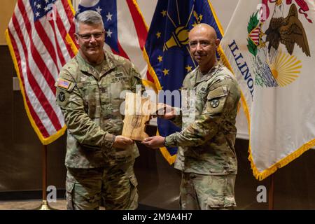 Le sergent de commandement Maj. Brian Soper, le chef principal du commandement de la Garde nationale Minneosta, inscrit au poste de chef, confie les responsabilités de la meilleure instruction du guerrier régional au sergent de commandement du Maj Matthew Metter. Douze soldats de la Garde nationale qui ont participé à la 11-15 mai 2022 de compétition des meilleurs guerriers de la région IV, au Camp Ripley, au Minnesota, ont participé à une cérémonie de remise des prix. La compétition annuelle teste les compétences militaires, la force physique et l'endurance des meilleurs soldats et officiers non commissionnés du Minnesota, du Wisconsin, de l'Iowa, de l'Illinois, du Michigan, Indiana et Ohio National Guards. Les gagnants Banque D'Images