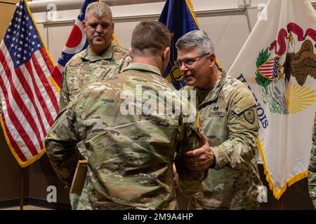 Le Sgt Richard Carlson de Saint Louis Park, Minnesota, spécialiste des soins de santé au quartier général et au quartier général de la Garde nationale du Minnesota, 1st Bataillon, 94th Cavalry Regiment, reçoit une médaille de mention élogieuse de l’Armée et un couteau gravé. Il était l'un des douze soldats de la Garde nationale qui ont participé à la 11-15 mai 2022 compétition de meilleur guerrier de la région IV, au Camp Ripley, au Minnesota, a participé à une cérémonie de remise des prix. La compétition annuelle teste les compétences militaires, la force physique et l'endurance des meilleurs soldats et officiers non commissionnés du Minnesota, du Wisconsin, de l'Iowa et de l'Illin Banque D'Images