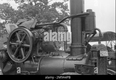 Moteur de labour Walsh & Clark, regn. CF6537. Alimenté par un moteur à paraffine à combustion interne à deux cylindres, le moteur de labour Walsh & Clark fonctionne par paires pour tirer une charrue réversible sur le champ à labourer, de la même manière que les moteurs de labourage à vapeur contemporains. Développant 25-30 ch, il représente un pas vers le tracteur moderne à moteur diesel, mais a rapidement été éclipsé par la paraffine, l'huile, l'essence et les tracteurs diesel labourant directement. Banque D'Images