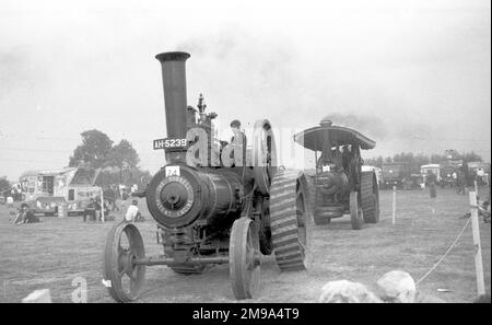 Moteur à usage général Burrell, réf. AH5239 , numéro 2479. Construit en 1909 par Charles Burrell & Sons de Thetford, Norfolk, alimenté par un moteur à vapeur composé à simple manivelle de 8 PSN. Sur le défilé, suivi de Robey General Purpose Engine, regn. CT 4101, numéro 29330. Banque D'Images