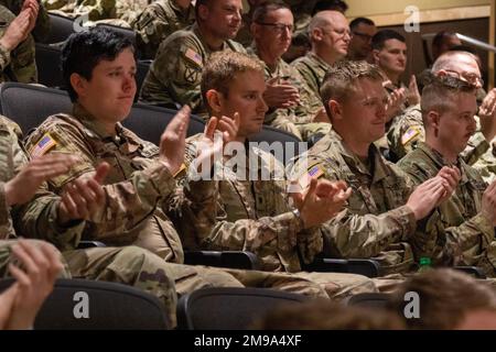 Le SPC. Aylssa Bier, le SPC. Samuel Raverty et le sergent d'état-major Gabriel Munson, de la compagnie d'ingénieurs 850th applaudissent à l'annonce des gagnants régionaux du meilleur guerrier. Douze soldats de la Garde nationale qui ont participé à la 11-15 mai 2022 de compétition des meilleurs guerriers de la région IV, au Camp Ripley, au Minnesota, ont participé à une cérémonie de remise des prix. La compétition annuelle teste les compétences militaires, la force physique et l'endurance des meilleurs soldats et officiers non commissionnés du Minnesota, du Wisconsin, de l'Iowa, de l'Illinois, du Michigan, Indiana et Ohio National Guards. Les gagnants vont continuer à participer au concours national Banque D'Images