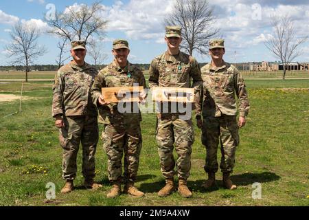 Les gagnants du concours du meilleur guerrier de la région IV, le SPC. Nathanial Miska et le Sgt. Richard Carlson se tiennent pour une photo avec leurs commanditaires. Douze soldats de la Garde nationale qui ont participé à la 11-15 mai 2022 de compétition des meilleurs guerriers de la région IV, au Camp Ripley, au Minnesota, ont participé à une cérémonie de remise des prix. La compétition annuelle teste les compétences militaires, la force physique et l'endurance des meilleurs soldats et officiers non commissionnés du Minnesota, du Wisconsin, de l'Iowa, de l'Illinois, du Michigan, Indiana et Ohio National Guards. Les gagnants participeront à la compétition de la Garde nationale Banque D'Images