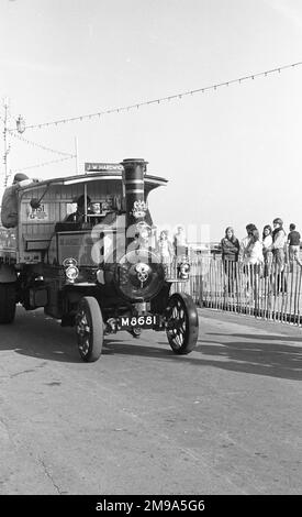 Au Brighton Steam Rally 1965, sur la promenade. Fabricant: Edwin Foden, Sons and Co of Elworth Works, Sandbach, Type: Wagon Numéro: 6350 Construit: 1916 enregistrement: M 8681 cylindres: Composé PSN: 4 Nom: Le Rambler Dorset Banque D'Images