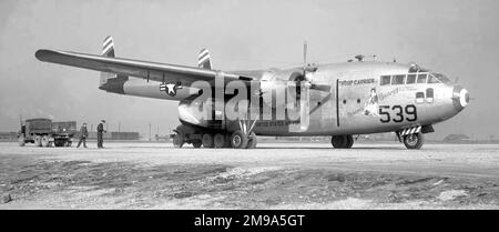 United States Air Force - Fairchild C-119C-22-FA 53-2539 ORIENTAL BEAUTY (msn 10497) ; du 817th Escadron de transport de troupes, 403rd Groupe de transport de troupes, 483rd Wing Carrier Wing, à Camp page (base aérienne K-47, Chunchon), déchargement de la laitue. Projet Ironage; 2539 a été prêté et transporté par l'Armée de terre en Indochine française dans les couleurs de la Force aérienne française; retour à l'escadron de transport de troupes 356th, groupe de transporteurs de troupes 907th. Cédée à MASDC le 4 décembre 1965 et déclarée excédentaire le 6 mai 1968. Banque D'Images