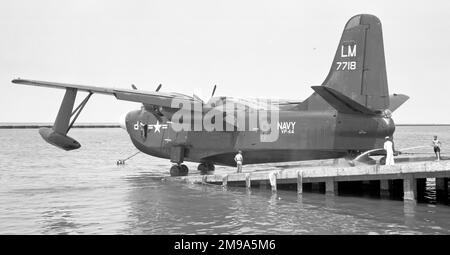 Marine des États-Unis - Martin P5M-1 Marlin 127718 (code d'unité LM, indicatif d'appel 8) avec VP-44, basé à la base aérienne navale de Norfolk, en Virginie. Lorsque le VP-44 a reçu son nouveau numéro T-Tissue P5M-2s: 127718 a été transféré au VP-40, avec lequel il a été vu à RAF Kai Tak, Hong Kong, le 19 décembre 1959. Banque D'Images