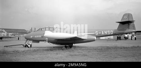 Gloster Meteor Mk.8 - Mk.7 Combination (ex GAF) G-ANSO, au salon de l'air SBAC Farnborough 1954. Construit comme une cellule F Mk.8 avec des ailes extérieures renforcées, le chasseur d'attaque au sol (GAF), alias Reaper, a été utilisé pour la première fois, sous le nom de G-AMCJ, le 4 septembre 1950 à Moreton Valence par Jim Cooksey, qui a comparu au salon aérien SBAC Farnborough 1950 très peu après. Les essais de vol et de tir d'armes à grande échelle n'ont pas réussi à obtenir une ordonnance. ACMJ a donc fait remplacer le fuselage avant par celui d'un Meteor T Mk.7 en 1954 et enregistré comme G-ANSO, conservant les ailes renforcées et les réservoirs de carburant à pointe d'aile du GAF. G-AN Banque D'Images