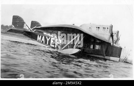 Conçu par le professeur Alexander Klemin, l'amphibie Cox-Klemin CK-1 a été construit pour M. Casper Peter Mayer de Bridgeville, Pennsylvanie. , mais jamais livré et cru ne pas avoir volé. Il a été alimenté par deux moteurs Isotta-Fraschini Asso de 275 ch. La portée était de 58’ 10”; longueur de 48’ 8”. VMAX. Était de 117 mph, avec un Vmin. de 50 mph. Banque D'Images