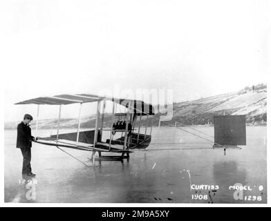 Aerial Experiment Association Aérodrome No.1 - Red Wing, vu sur des pistes au moment de son premier vol un lac gelé. Le premier d'une série d'avions expérimentaux conçus et construits par les A.E.A., qui avaient été formés par le Dr Alexander Graham Bell, avec J. A. D. McCurdy (un canadien), le lieutenant Thomas Selfridge de l'armée américaine, Et F. W. Casey Baldwin (à ne pas confondre avec le capitaine Baldwin) et Curtiss comme directeur des expériences. L'Association d'expérimentation aérienne (AEA) a été officiellement organisée le 1 octobre 1907, en tant qu'association à durée limitée pour la construction d'un aero pratique Banque D'Images