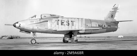 Amérique du Nord YF-93A NACA-151 2 (48-0318) 5 juin 1951 à 1953 : affecté au Laboratoire aéronautique Ames du Comité consultatif national de l'aéronautique pour la recherche aérodynamique, à la Station aérienne navale de Moffett Field, CA., sous le nom de NACA-151. (Vue partiellement dépouillée à NACA Ames sur Moffett Field en juin 1956). Banque D'Images