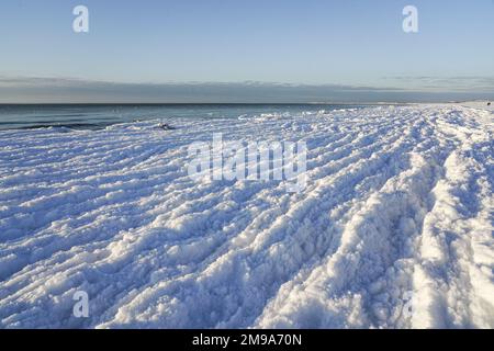 La transformation des vagues d'eau en vagues de glace sur la côte de la mer Baltique après un gel prolongé, beau paysage d'hiver Banque D'Images