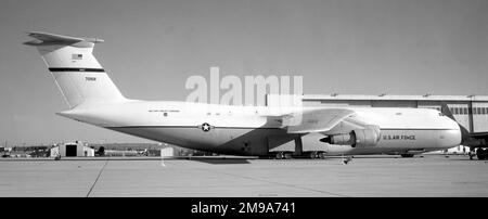 United States Air Force - Lockheed C-5A Galaxy 67-0168 (msn 500-0007), du Commandement du transport aérien militaire à la base aérienne Edwards. Retraité à l'AMARC le 3 novembre 2004 et mis au rebut en novembre 2012. Banque D'Images