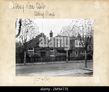 Photographie de Abbey Wood Club, Plumstead, Londres. Le côté principal de l'impression (illustré ici) représente : face gauche sur la vue du pub. Le verso de l'imprimé (disponible sur demande) détails: Trading Record 1925 . 1950 pour le Abbey Wood Club, Plumstead, Londres SE2 9Ex. En juillet 2018 . Démoli . maintenant une pépinière de conseil Banque D'Images