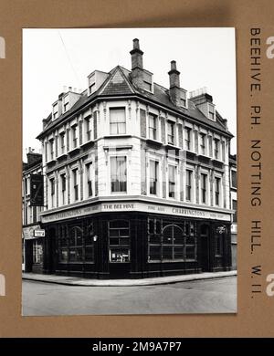 Photographie de Beehive pH, Notting Hill, Londres. Le côté principal de l'imprimé (illustré ici) représente : coin sur la vue du pub. Le verso de l'imprimé (disponible sur demande) détails: Rien pour la ruche, Notting Hill, Londres W11 4PQ. En juillet 2018 . Démoli en 1960s pour faire place au centre sportif de Kensington Banque D'Images