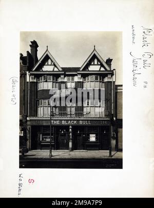 Photographie de Black Bull pH, Lewisham, Londres. Le côté principal de l'imprimé (illustré ici) représente : face sur la vue du pub. Le verso de l'imprimé (disponible sur demande) détails: Trading Record 1934 . 1961 pour The Black Bull, Lewisham, Londres SE13 6JZ. En juillet 2018 . Début 80s rebaptisé Fox & Firkin Banque D'Images