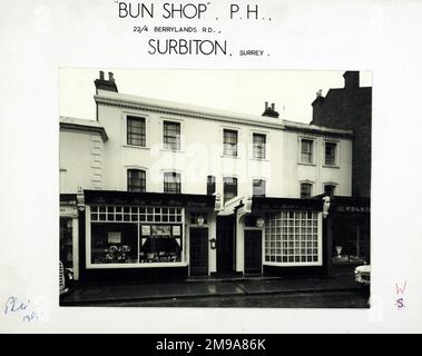 Photographie de Bun Shop pH, Surbiton, Surrey. Le côté principal de l'imprimé (illustré ici) représente : face sur la vue du pub. Le verso de l'imprimé (disponible sur demande) détails: Trading Record 1939 . 1961 pour le Bun Shop, Surbiton, Surrey KT5 8RA. En juillet 2018 . Aujourd’hui appelé le meilleur des mondes Banque D'Images