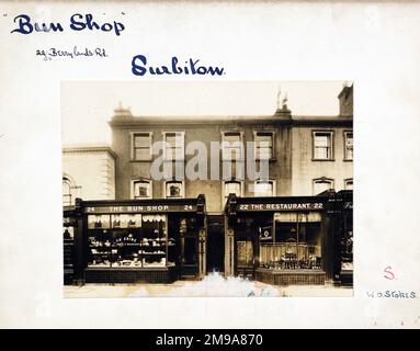 Photographie de Bun Shop pH, Surbiton, Surrey. Le côté principal de l'imprimé (illustré ici) représente : face sur la vue du pub. Le verso de l'imprimé (disponible sur demande) détails: Trading Record 1935 . 1956 pour le Bun Shop, Surbiton, Surrey KT5 8RA. En juillet 2018 . Aujourd’hui appelé le meilleur des mondes Banque D'Images