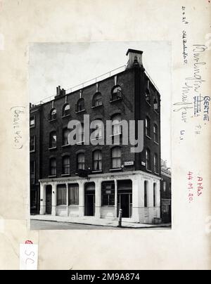 Photographie de Burlington Arms, Mayfair, Londres. Le côté principal de l'impression (illustré ici) représente : face droite sur la vue du pub. Le verso de l'imprimé (disponible sur demande) détails: Trading Record 1934 . 1961 pour The Burlington Arms, Mayfair, London W1S 2JL. En juillet 2018 . Rebaptisé Back Door, Burlington Berties, Coach & Horses maintenant de retour à Burlington Arms . Propriétaire CityPub Co Banque D'Images