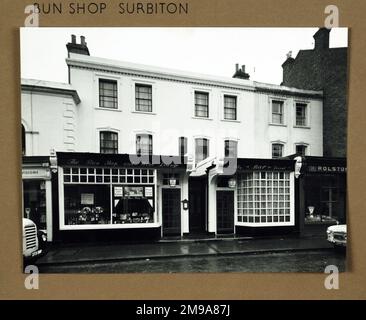 Photographie de Bun Shop pH, Surbiton, Surrey. Le côté principal de l'imprimé (illustré ici) représente : face sur la vue du pub. Le verso de l'imprimé (disponible sur demande) détails: Rien pour le Bun Shop, Surbiton, Surrey KT5 8RA. En juillet 2018 . Aujourd’hui appelé le meilleur des mondes Banque D'Images