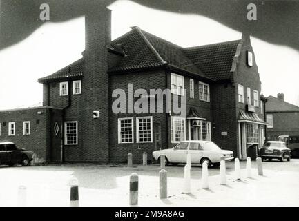 Photographie de Bulldog pH, Enfield, Grand Londres. Le côté principal de l'imprimé (illustré ici) représente : coin sur la vue du pub. Le verso de l'imprimé (disponible sur demande) détails: Rien pour le Bulldog, Enfield, Greater London EN1 4SE. En juillet 2018 . "Maintenant, un McDonalds. Banque D'Images