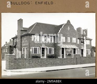 Photographie de Bulldog pH, Enfield, Grand Londres. Le côté principal de l'impression (illustré ici) représente : face gauche sur la vue du pub. Le verso de l'imprimé (disponible sur demande) détails: Rien pour le Bulldog, Enfield, Greater London EN1 4SE. En juillet 2018 . "Maintenant, un McDonalds. Banque D'Images