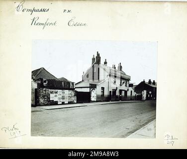 Photographie de Compasses pH, Romford, Essex. Le côté principal de l'impression (illustré ici) représente : face gauche sur la vue du pub. Le verso de l'imprimé (disponible sur demande) détails: Trading Record 1913 . 1931 pour les Compasses, Romford, Essex RM7 9RB. En juillet 2018 . Démoli vers 1933 avec permis transféré à Compass Hornchurch Banque D'Images