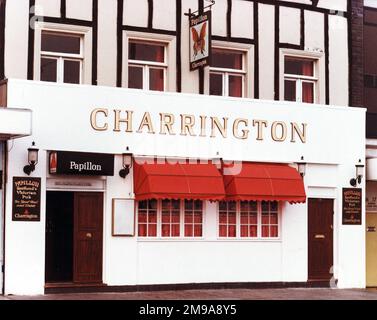 Photographie du critère pH, Southend, Essex. Le côté principal de l'impression (illustré ici) représente : couleur renommée pub face gauche sur la vue du pub. Le verso de l'imprimé (disponible sur demande) détails: Texte re critère renommant pour le critère, Southend, Essex SS1 2EJ. En juillet 2018 . Redessiné et modifié suite à de graves dommages causés par un incendie en juin 1975. Maintenant appelé papillon Banque D'Images