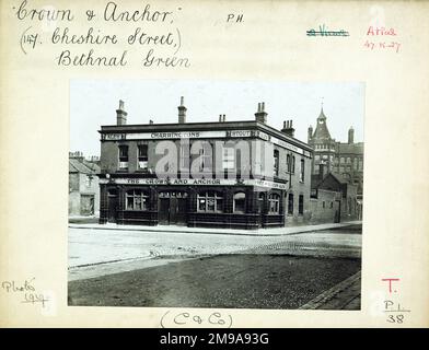 Photographie de Crown & Anchor pH, Bethnal Green, Londres. Le côté principal de l'impression (illustré ici) représente : face droite sur la vue du pub. Le verso de l'imprimé (disponible sur demande) détails: Trading Record 1913 . 1951 pour The Crown & Anchor, Bethnal Green, Londres E2 6EH. En juillet 2018 . Démoli Banque D'Images