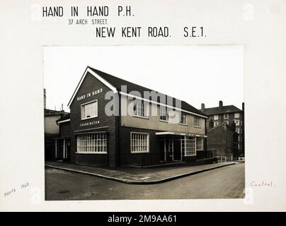 Photographie de main en main pH, New Kent Road (New), Londres. Le côté principal de l'imprimé (illustré ici) représente : coin sur la vue du pub. Le verso de l'imprimé (disponible sur demande) détails: Rien pour la main en main, New Kent Road (New), Londres SE1 6PQ. En juillet 2018 . Démoli . maintenant s'c4 Banque D'Images