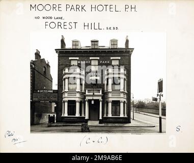 Photo de Moore Park Hotel, Forest Hill, Londres. Le côté principal de l'imprimé (illustré ici) représente : face sur la vue du pub. Le verso de l'imprimé (disponible sur demande) détails: Trading Record 1945 . 1961 pour le Moore Park Hotel, Forest Hill, Londres SE23 3EB. En juillet 2018 . Maintenant en usage résidentiel Banque D'Images