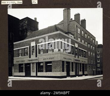 Photographie de Phoenix pH, Edgware, Londres. Le côté principal de l'imprimé (illustré ici) représente : coin sur la vue du pub. Le verso de l'imprimé (disponible sur demande) détails: Rien pour le Phoenix, Edgware, Londres NW8 8LE. En juillet 2018 . Fermé et remplacé par des méplats Banque D'Images