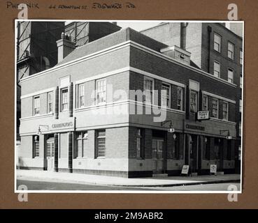 Photographie de Phoenix pH, Edgware, Londres. Le côté principal de l'imprimé (illustré ici) représente : coin sur la vue du pub. Le verso de l'imprimé (disponible sur demande) détails: Rien pour le Phoenix, Edgware, Londres NW8 8LE. En juillet 2018 . Fermé et remplacé par des méplats Banque D'Images