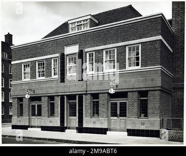 Photographie de Phoenix pH, Edgware, Londres. Le côté principal de l'impression (illustré ici) représente : face droite sur la vue du pub. Le verso de l'imprimé (disponible sur demande) détails: Rien pour le Phoenix, Edgware, Londres NW8 8LE. En juillet 2018 . Fermé et remplacé par des méplats Banque D'Images