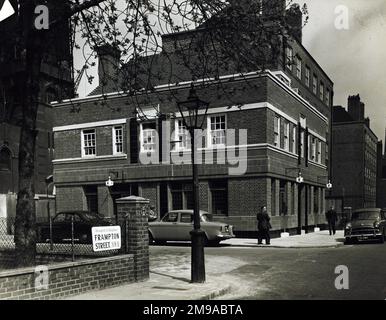 Photographie de Phoenix pH, Edgware, Londres. Le côté principal de l'imprimé (illustré ici) représente : vue sur le pub depuis Frampton Street. Le verso de l'imprimé (disponible sur demande) détails: Rien pour le Phoenix, Edgware, Londres NW8 8LE. En juillet 2018 . Fermé et remplacé par des méplats Banque D'Images