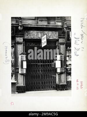 Photographie de Punch Tavern , ville, Londres. Le côté principal de l'imprimé (illustré ici) représente : face sur la vue du pub. Le verso de l'imprimé (disponible sur demande) détails: Rien pour The Punch Tavern, City, Londres EC4Y 1DE. En juillet 2018 . Tavernes de punch Banque D'Images