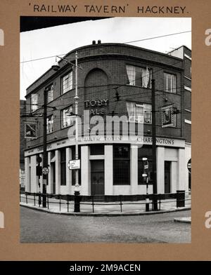 Photographie de Railway Tavern , Hackney (Nouveau), Londres. Le côté principal de l'imprimé (illustré ici) représente : coin sur la vue du pub. Le verso de l'imprimé (disponible sur demande) détails: Rien pour la taverne de chemin de fer, Hackney (Nouveau), Londres E8 1HY. En juillet 2018 . Fermé maintenant la boutique de Paris Paddy Power Banque D'Images