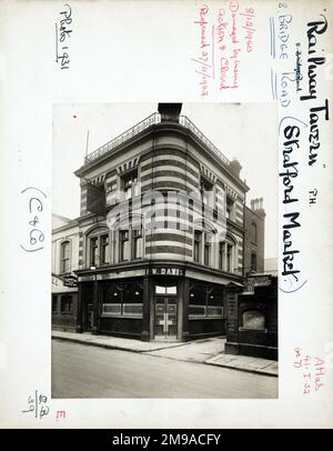 Photographie de Railway Tavern , Stratford Market, Londres. Le côté principal de l'imprimé (illustré ici) représente : coin sur la vue du pub. Le verso de l'imprimé (disponible sur demande) détails: Trading Record 1924 . 1961 pour la taverne ferroviaire, Stratford Market, Londres E15 3LN. En juillet 2018 . Endommagé et fermé par l'action de l'ennemi le 8th décembre 1940, mais rouvert le 27th novembre 1942. Ce dernier a fermé comme un 'pub' quelque temps dans le 1970s pour devenir Reflections Nightclub. La discothèque a fermé ses portes en 2005 et les locaux sont maintenant vides. Banque D'Images