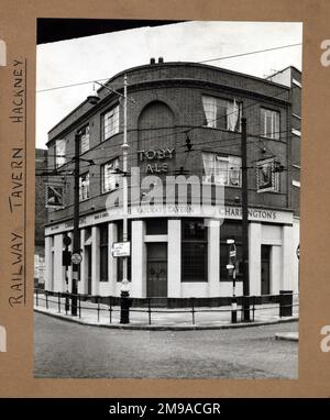 Photographie de Railway Tavern , Hackney (Nouveau), Londres. Le côté principal de l'imprimé (illustré ici) représente : coin sur la vue du pub. Le verso de l'imprimé (disponible sur demande) détails: Rien pour la taverne de chemin de fer, Hackney (Nouveau), Londres E8 1HY. En juillet 2018 . Fermé maintenant la boutique de Paris Paddy Power Banque D'Images