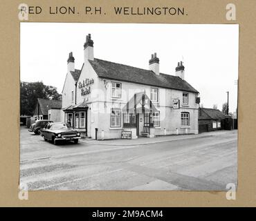 Photographie de Red Lion pH, Wellington, Shropshire. Le côté principal de l'impression (illustré ici) représente : face gauche sur la vue du pub. Le verso de l'imprimé (disponible sur demande) détails: Rien pour le Lion Rouge, Wellington, Shropshire TF1 2EW. En juillet 2018 . Auberges d'entreprise Banque D'Images
