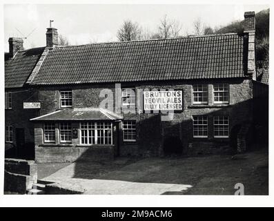 Photographie de Rose & Crown pH, Stoke Under Ham, Somerset. Le côté principal de l'imprimé (illustré ici) représente : face sur la vue du pub. Le verso de l'imprimé (disponible sur demande) détails : pièce d'identité publique pour la Rose & Crown, Stoke Under Ham, Somerset TA14 6QQ. En juillet 2018 . Fermé en 1969 Banque D'Images