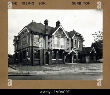 Photographie de Rising Sun pH, Surbiton, Surrey. Le côté principal de l'impression (illustré ici) représente : face gauche sur la vue du pub. Le verso de l'imprimé (disponible sur demande) détails: Rien pour The Rising Sun, Surbiton, Surrey KT5 8BD. En juillet 2018 . Démoli en 2006 après avoir fermé 2004 et remplacé par résidentiel. Banque D'Images