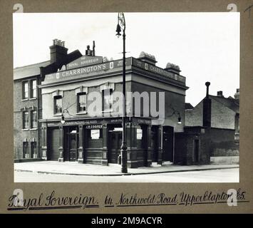 Photographie de Royal Sovereign pH, Clapton, Londres. Le côté principal de l'imprimé (illustré ici) représente : coin sur la vue du pub. Le verso de l'imprimé (disponible sur demande) détails: Rien pour le souverain Royal, Clapton, Londres E5 8RL. En juillet 2018 . Tavernes de punch Banque D'Images