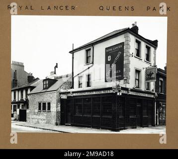 Photographie de Royal lancer pH, Queens Park, Londres. Le côté principal de l'imprimé (illustré ici) représente : coin sur la vue du pub. Le verso de l'imprimé (disponible sur demande) détails: Rien pour le Royal lancer, Queens Park, Londres W10 4NZ. En juillet 2018 . Utilisé comme bureau de chantier et comme installations de protection des travailleurs de la construction, en liaison avec des travaux de rénovation de propriétés résidentielles dans le chemin Bravington, la rue Portnall et le chemin Ashmore Banque D'Images