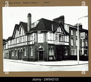 Photographie de Seven Oaks pH, Wood Green, Londres. Le côté principal de l'imprimé (illustré ici) représente : coin sur la vue du pub. Le verso de l'imprimé (disponible sur demande) détails: Rien pour le Seven Oaks, Wood Green, Londres N22 5RL. En juillet 2018 . Ce pub était connu sous le nom de Skolars Sports Bar au moment de la fermeture. Converti en résidentiel 2015 Banque D'Images