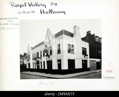 Photographie de Royal Victory pH, Holloway, Londres. Le côté principal de l'imprimé (illustré ici) représente : coin sur la vue du pub. Le verso de l'imprimé (disponible sur demande) détails: Trading Record 1934 . 1961 pour la victoire royale, Holloway, Londres N7 8HD. En juillet 2018 . Au 83,91 Georges Road par 1938. Plus tard connu sous le nom de Moynihan Arms et converti en usage résidentiel vers 2013 Banque D'Images